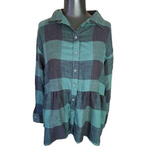 American Eagle Green Plaid Button Up Long Sleeve Shirt